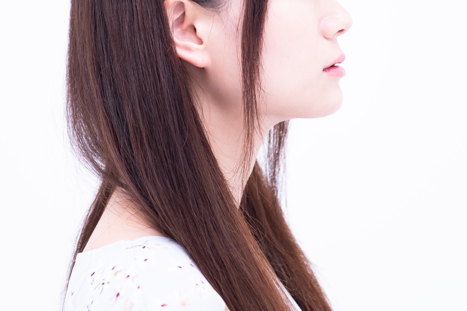 女性の横顔 男性に依存する恋愛依存症の女性が見せる特徴