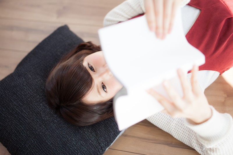 読書する女性 モテる男性に変貌するための工夫とは?