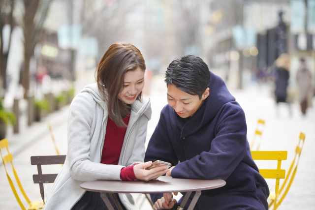 男女カップル 女性にモテるためには、周囲の男性から好かれないといけない