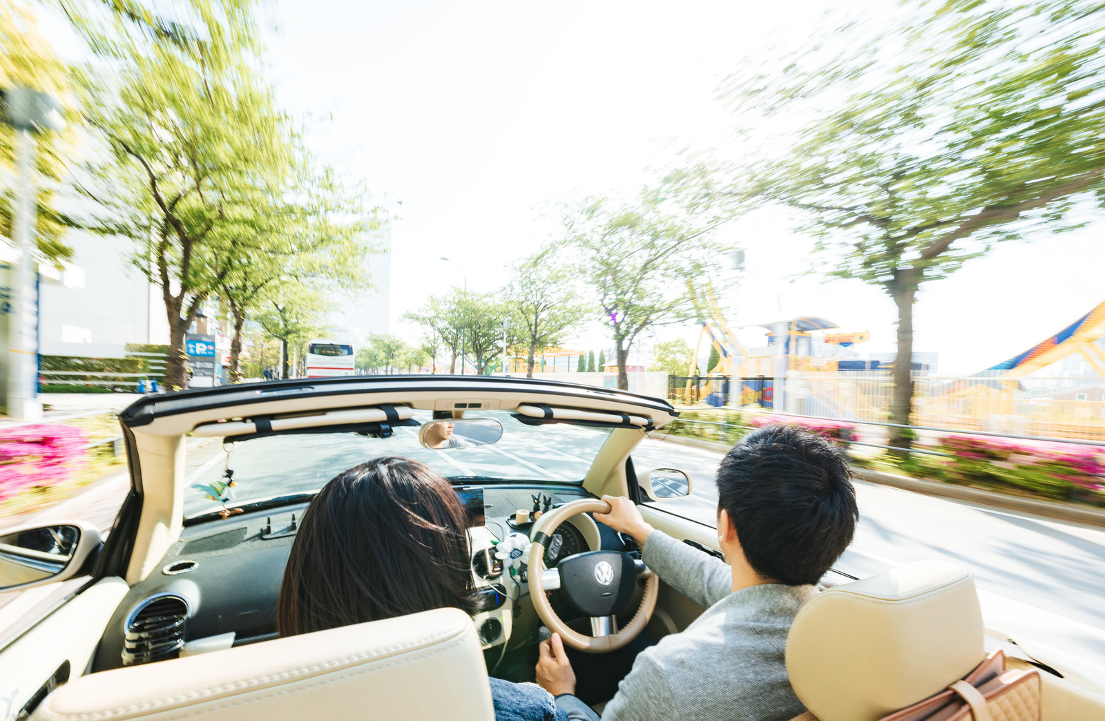オープンカーでドライブ 元カレからLINE既読無視された!元カレがLINEを既読スル―する心理とは?