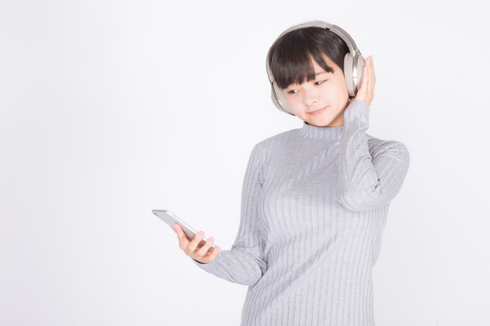 音楽を聴いている女性 「かまってちゃん」が嫌われる理由