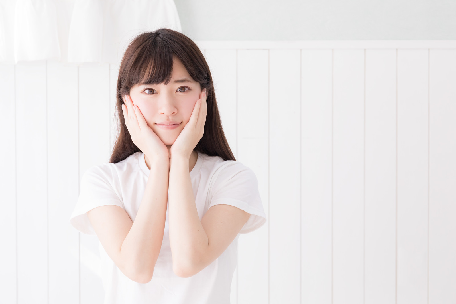 こちらを見ている女性 女性が本気で男性を好きになると避けちゃう?好き避けの特徴