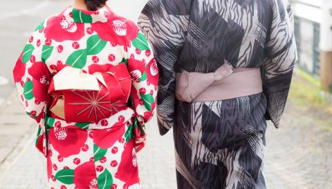 浴衣のカップル 女性が何を言いたいかを察する能力が男性に求められている。女性の気持ちを察する男性がモテる