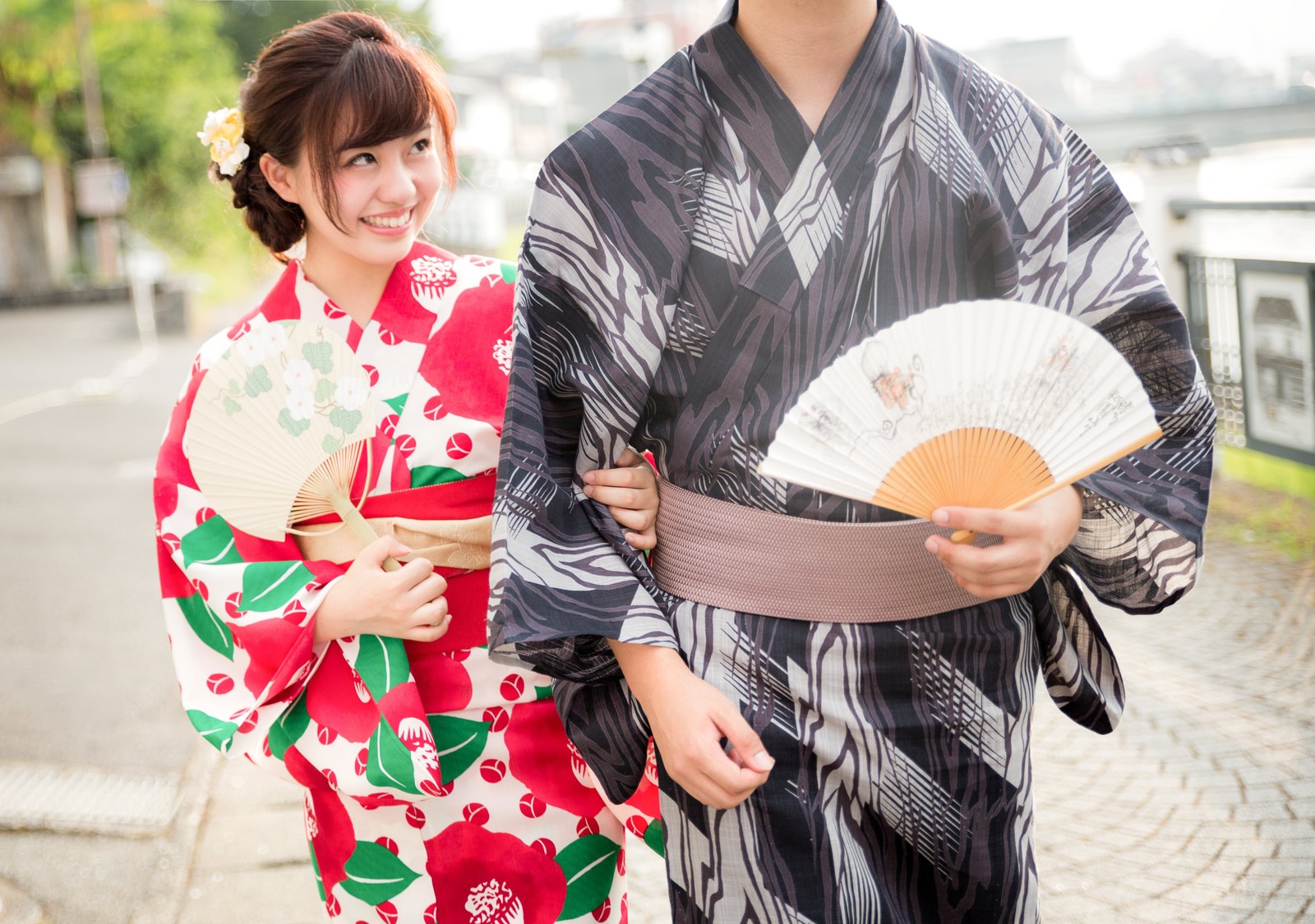 浴衣を着たカップル 女性を惹きつけるためのコミュニケーションスキルとは?