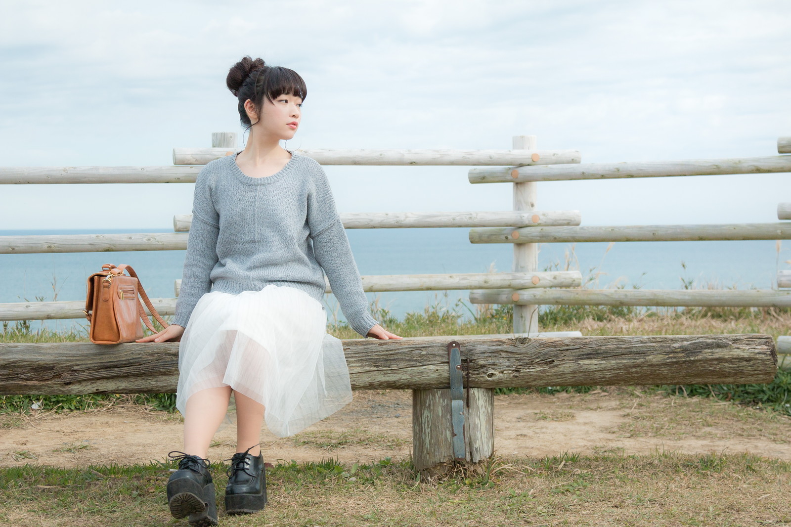 岬にたたずむ女性 恋愛におけるSNSの効果とは?単純接触効果の威力