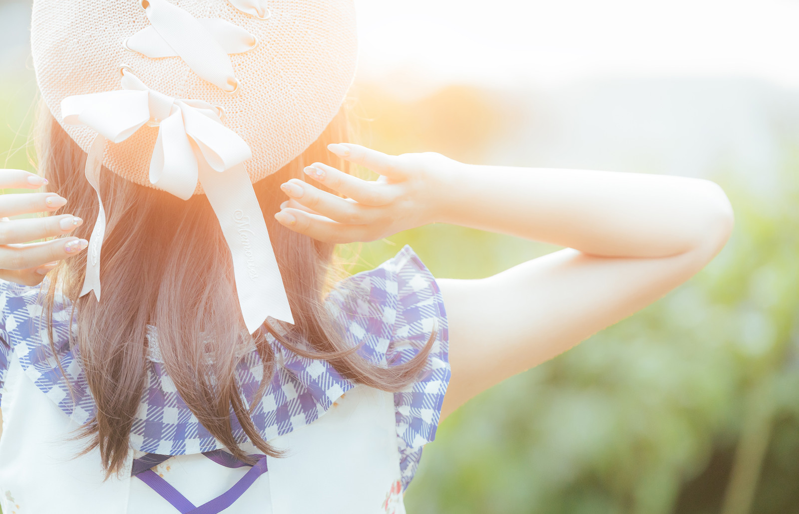髪の毛をかきあげる女性 好き避け女子が見せる態度とは?
