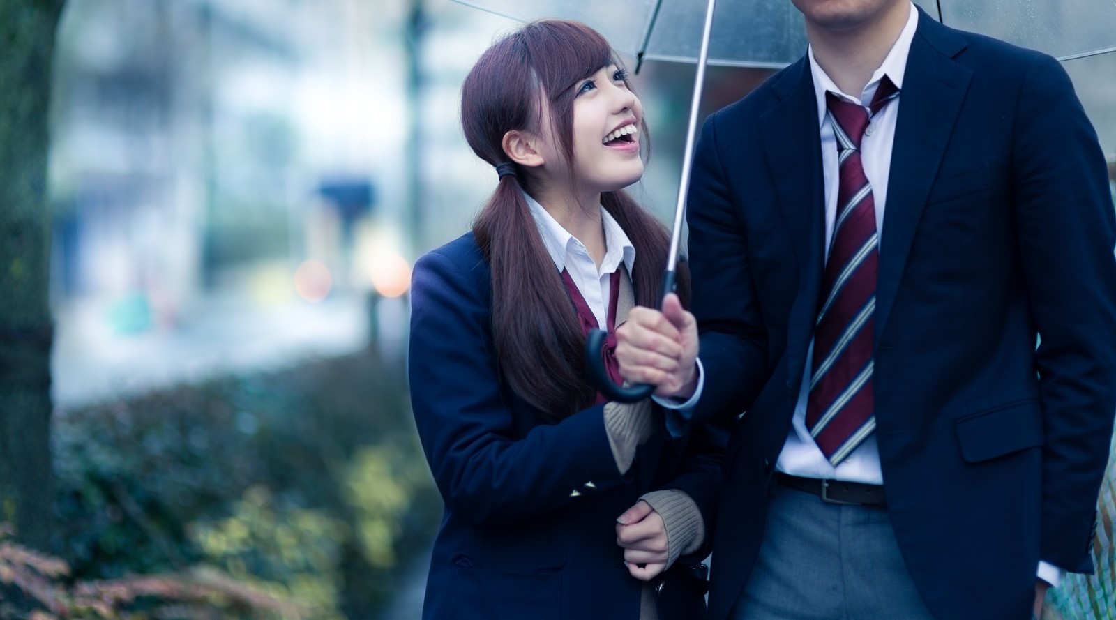 彼氏に甘える女子高生 恋愛で絶対にモテる「面白い人」になるための方法