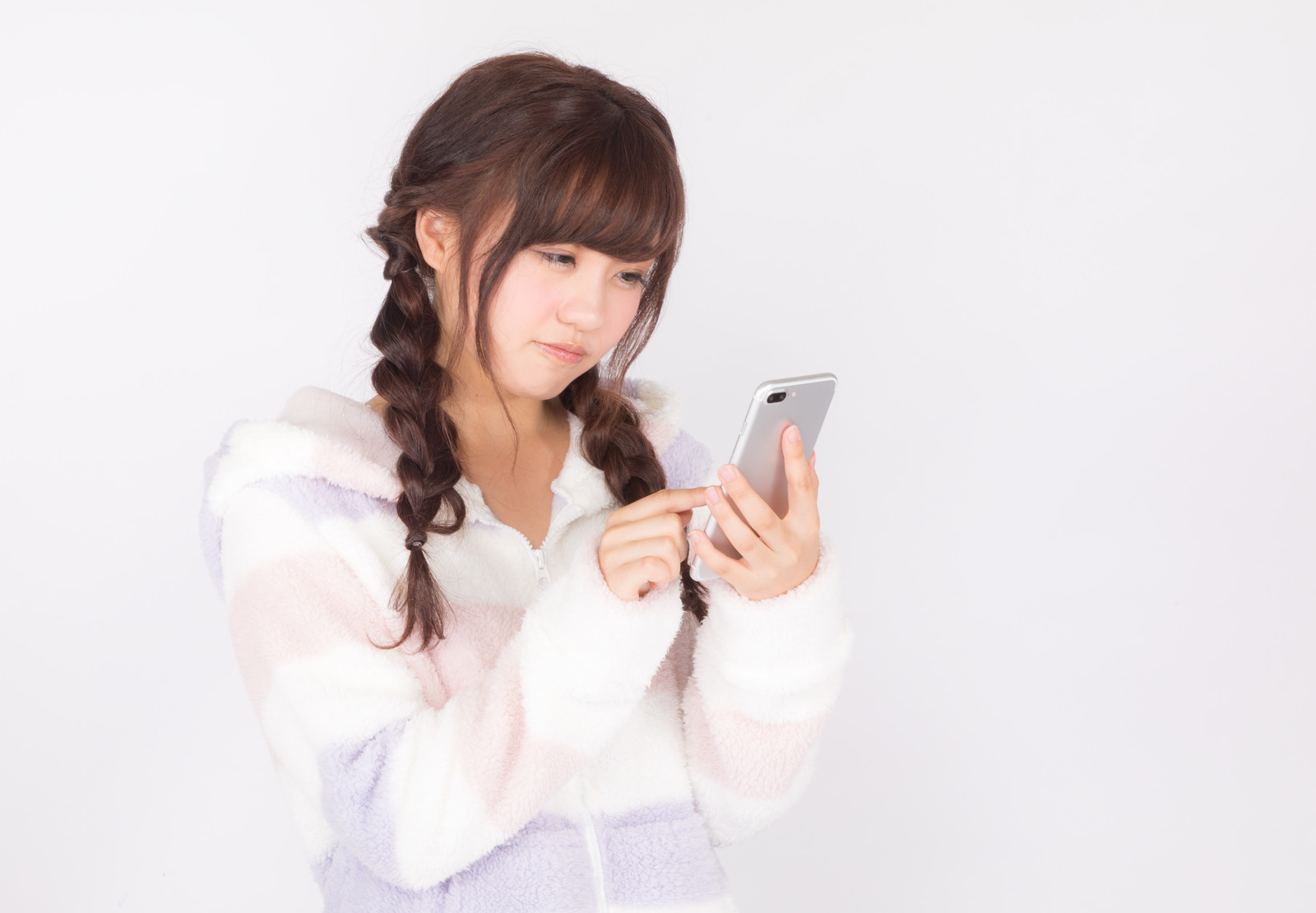 携帯スマホを見る美女 モテる男性の距離感とは?LINEで無駄な文章が少ない