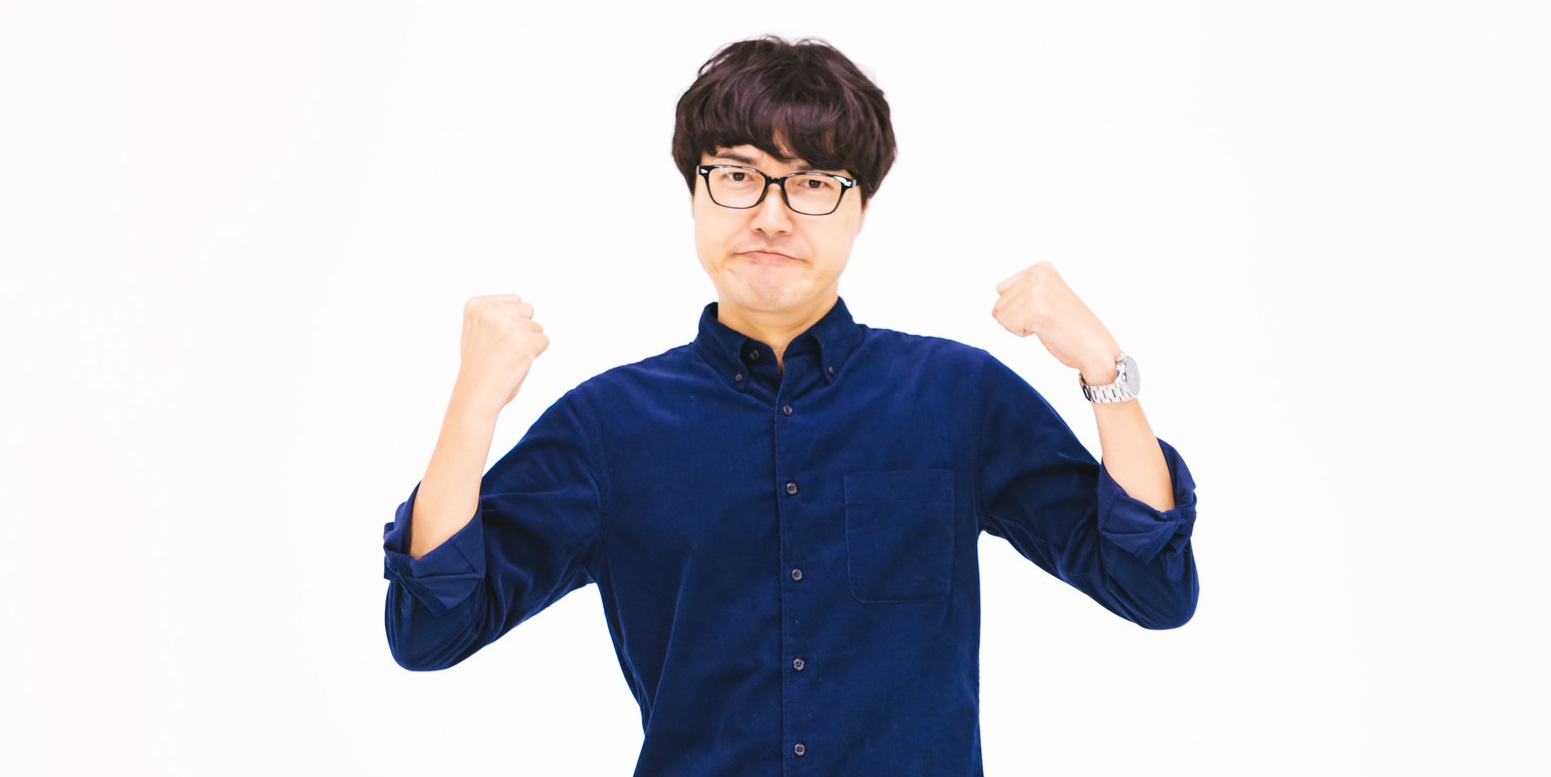 両手でガッツポーズしている男性 40代になっても結婚できる大人の男性の特徴とは?保湿クリームが有効