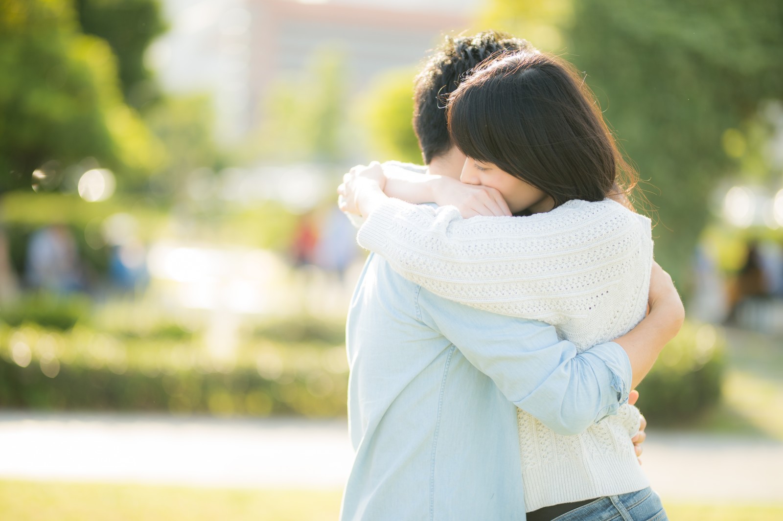抱き合うカップル モテる男性とモテない男性の日常の違いとは?