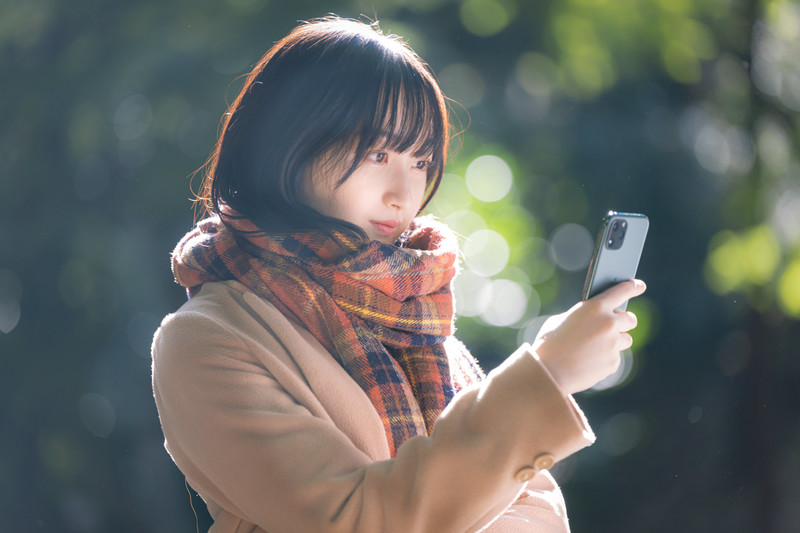 スマホを見る女性 告白した時に保留する心理とは?