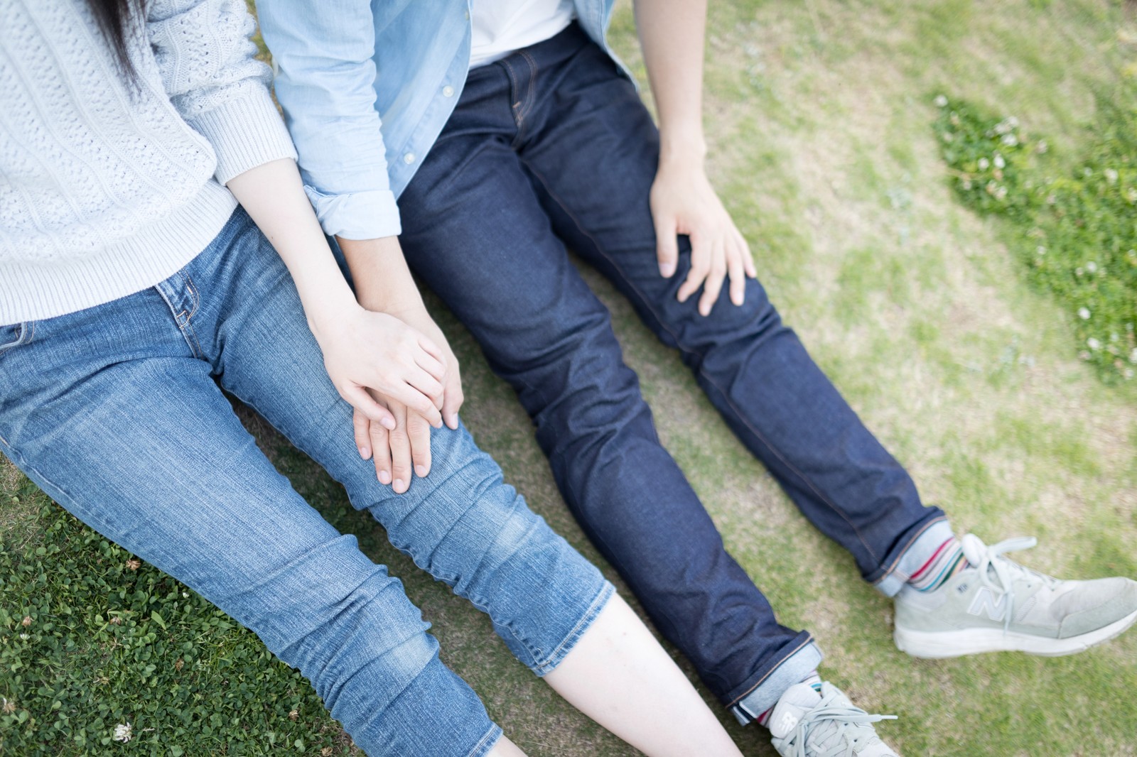 手を繋ぐカップル 女性にモテる「マメ男子」の特徴とは?女性との距離感が絶妙
