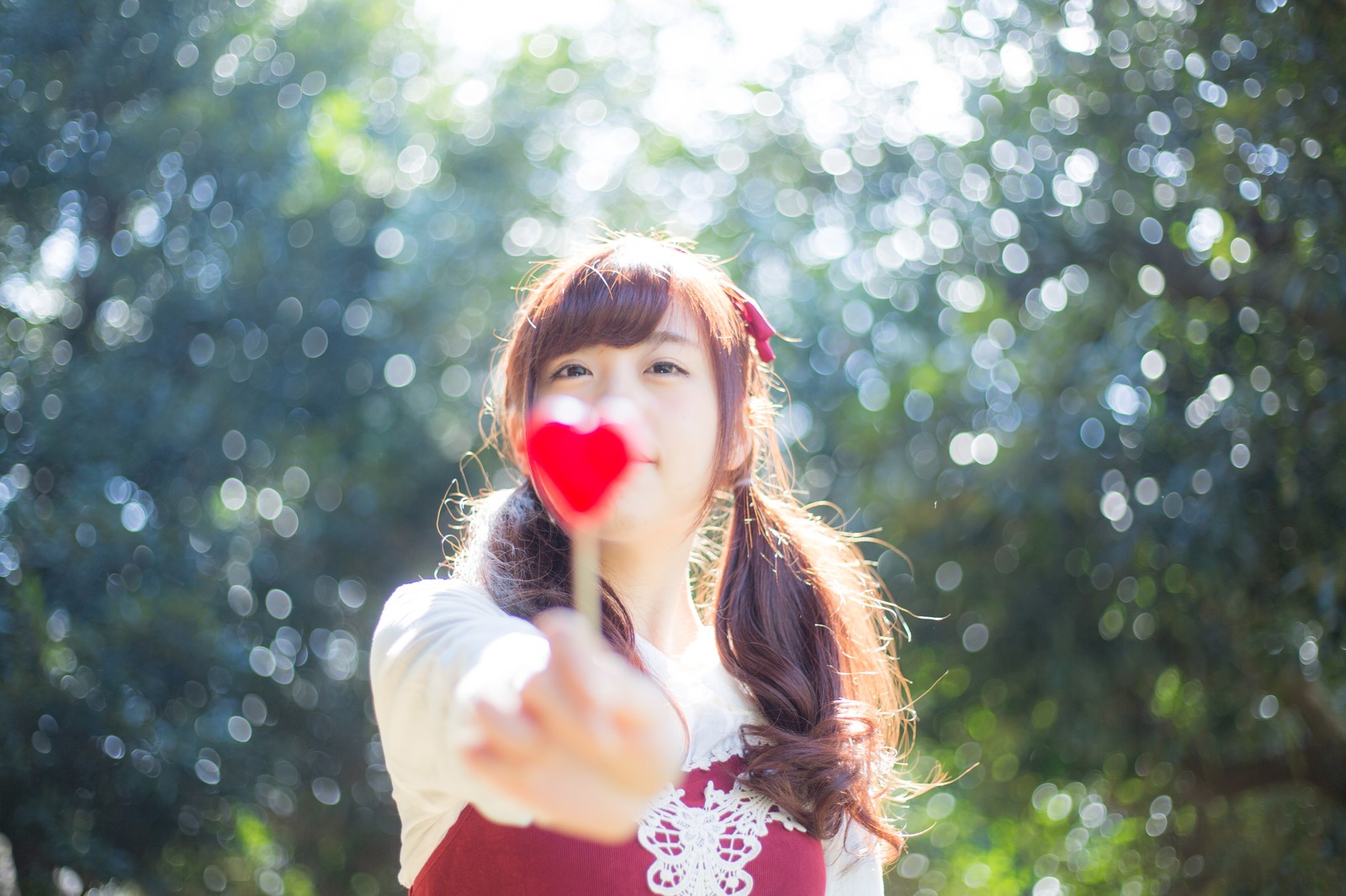 花を持つ美女 2人きりのデートをOKしてくれた時の女性心理とは?