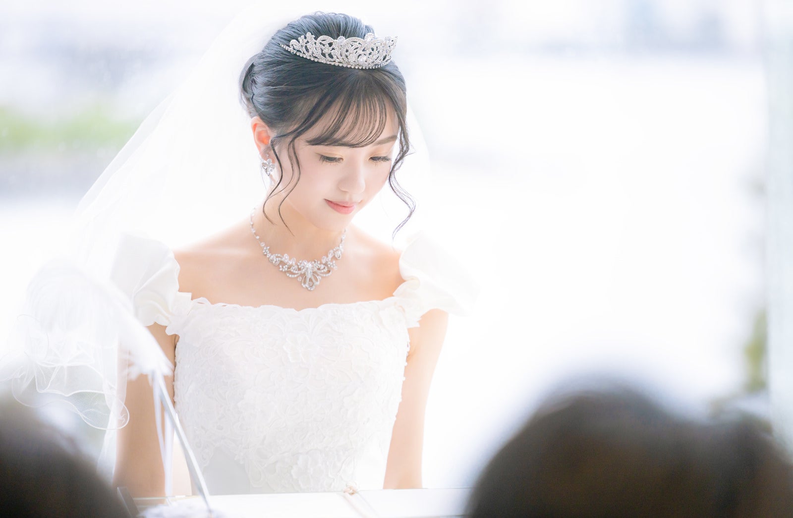結婚証明書にサインをする花嫁 演技性パーソナリティの虚言癖