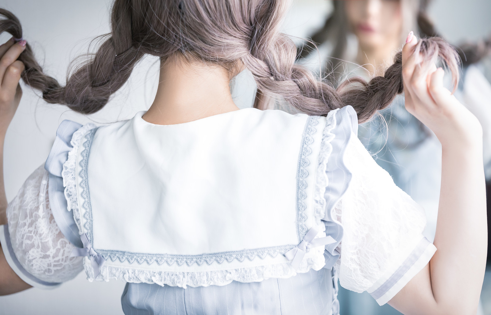 三つ編みを触る女性 インスタのストーリーズを恋愛の駆け引きに使える?
