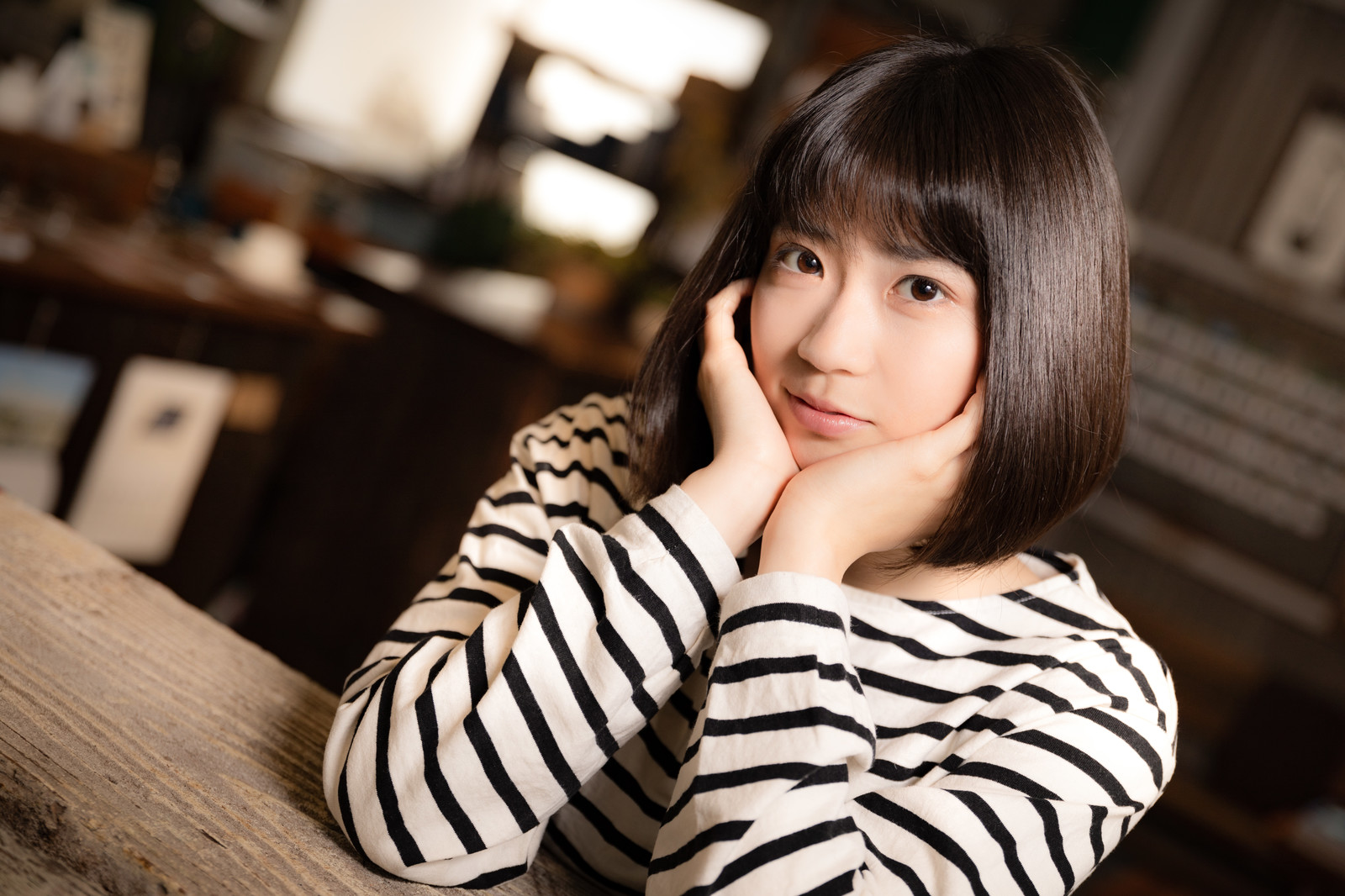頬杖 ほおづえつく彼女 距離をとった方がいい迷惑な女友達の特徴とは?