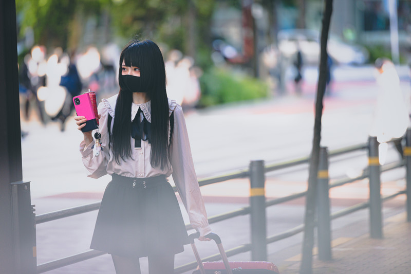 スマホ女子 男性がモテる最善の方法は、周囲の女性から評判を上げること