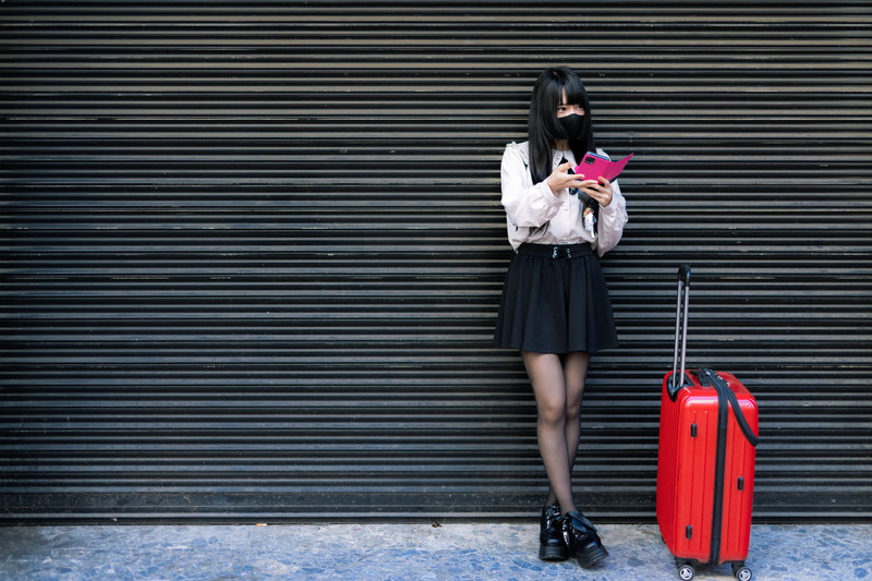 旅行に行く美女 社会人サークルで出会いがない理由
