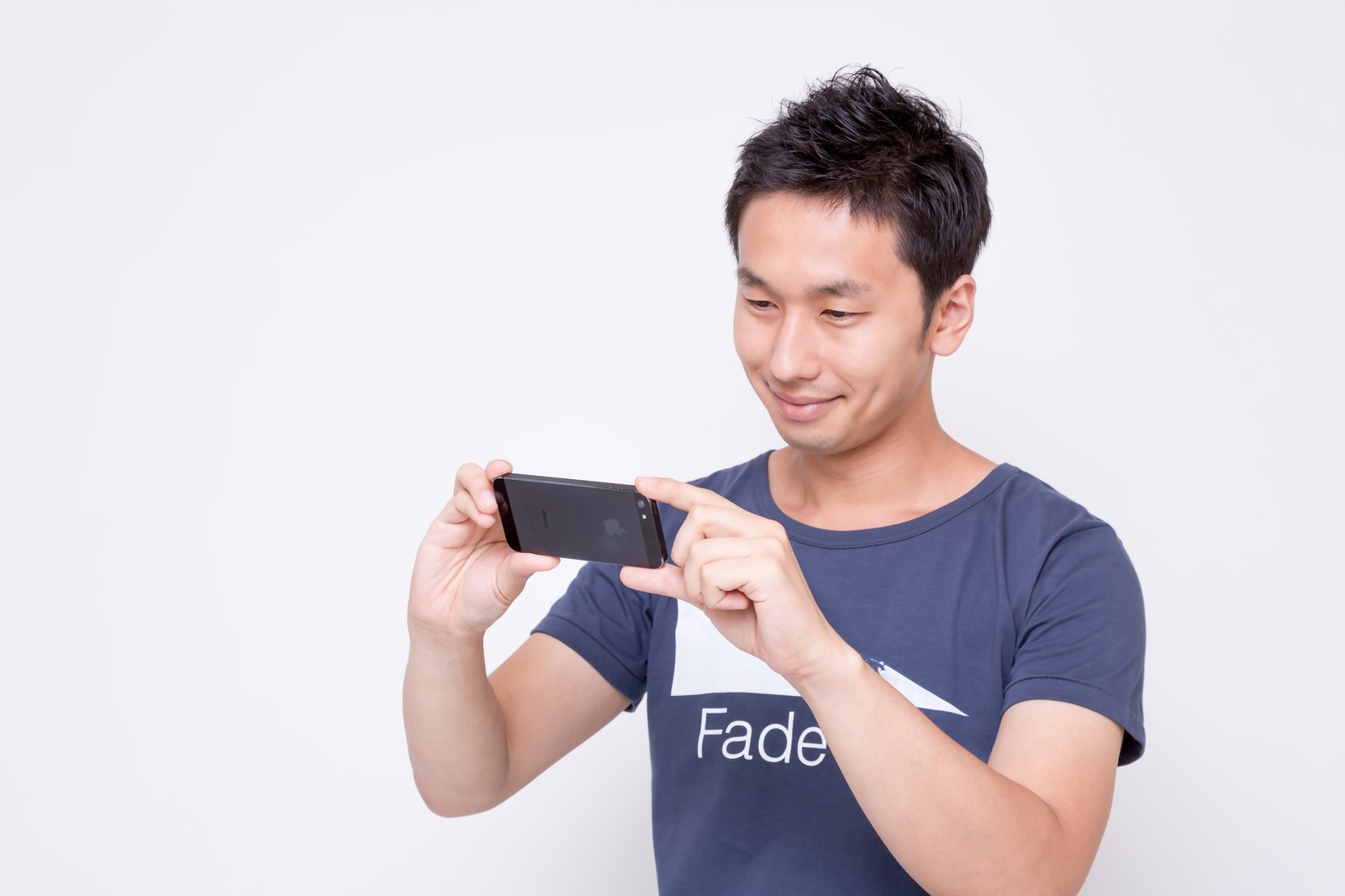 スマホで写真を撮る男性 男性が脈あり女性に見せる態度とは?男性の見せる脈ありLINE