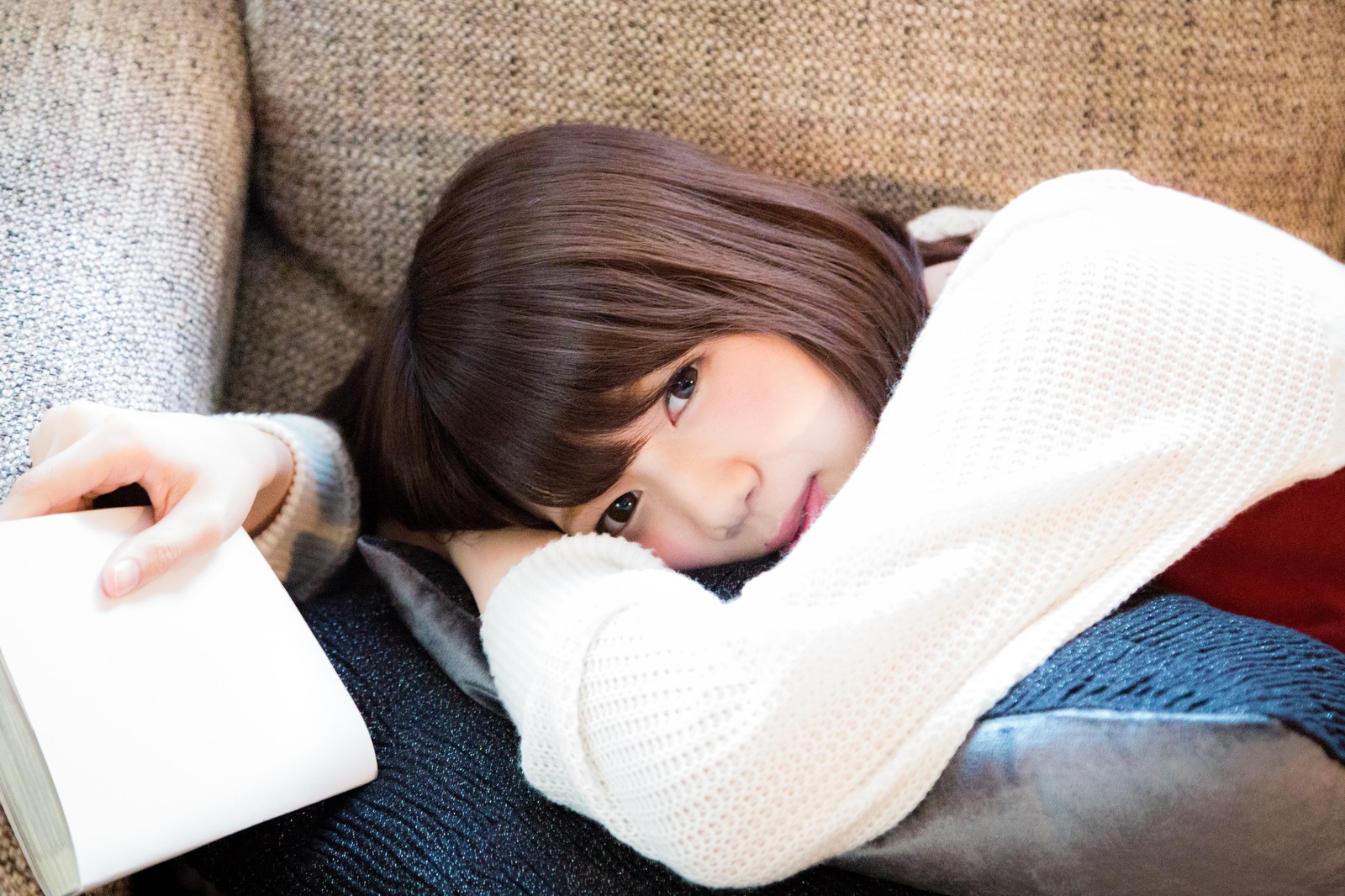 こちらを見つめる女性 女性から「マジでつまらない」と思われる男性の特徴