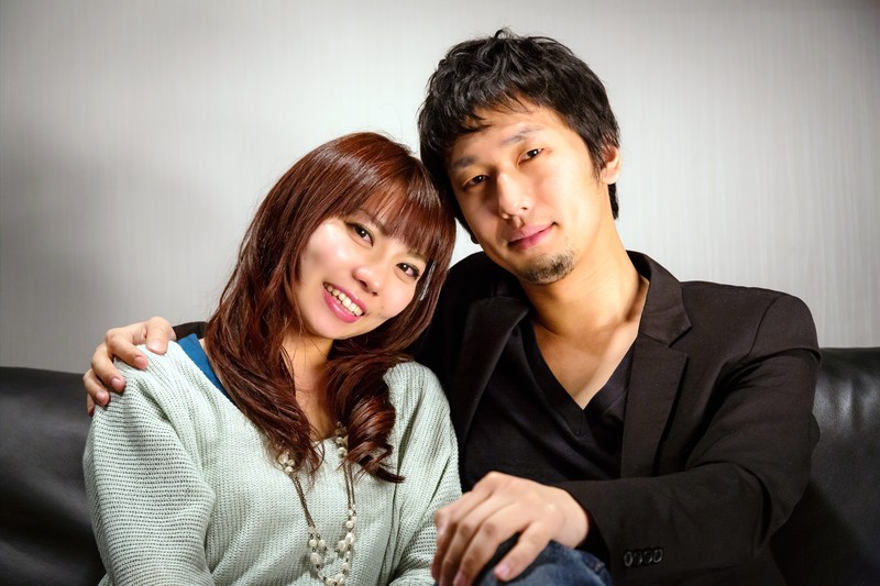 ソファーに座る男女 男をゲーム感覚で惚れさせるだけを楽しんでいる女性を本気にさせる方法
