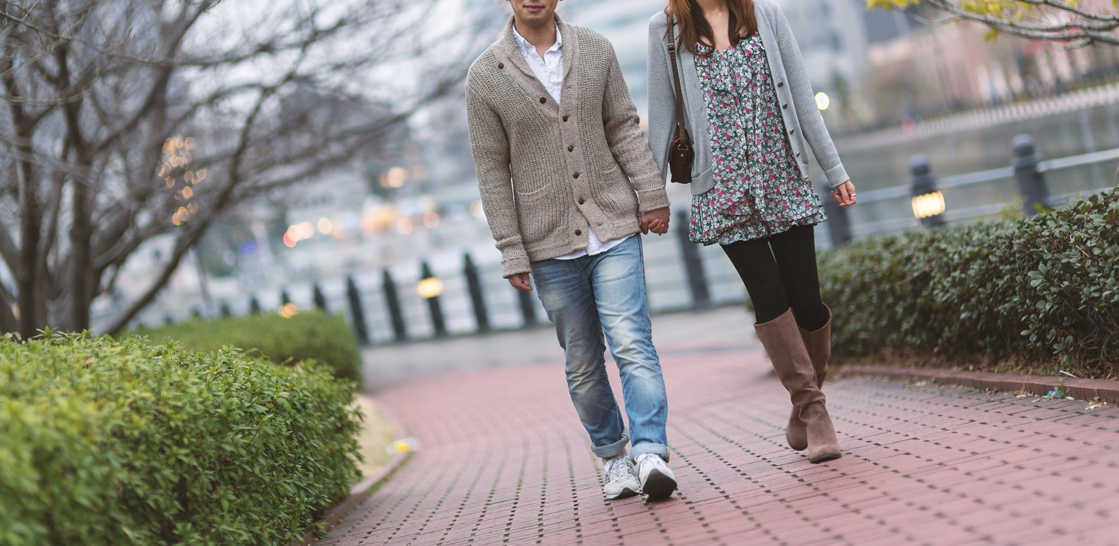 手を繋いで歩くカップル 恋愛に依存する女性たちの特徴