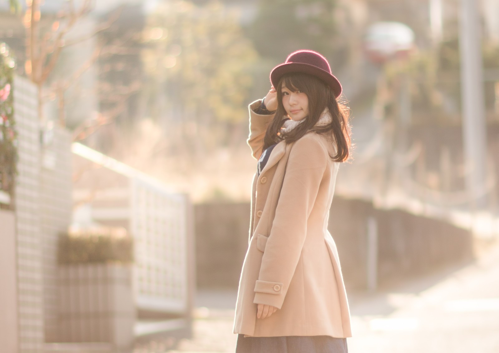 振り返る美女 モテる男性は行動力がある!傍観者がモテない理由