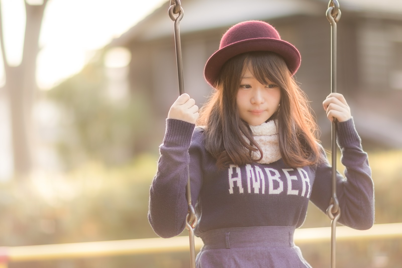 ぶらんこに乗る美女 年下の女性からモテる男性の特徴とは?