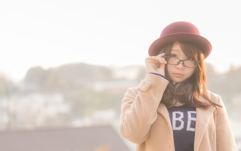 メガネをかけた美女 モテる男性の特徴