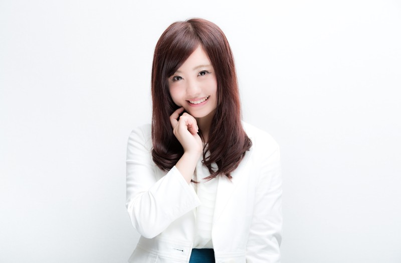 はにかむキラキラ広報女子 社交的で魅力的に見える男性の特徴とは?