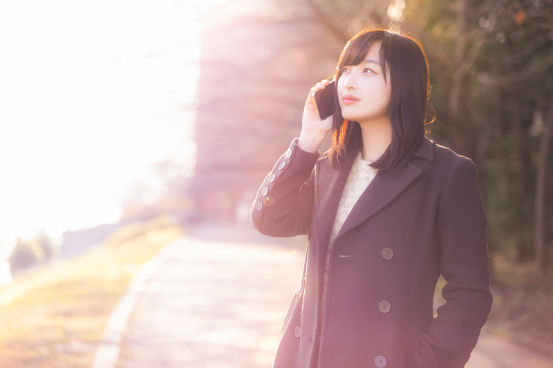 電話をかける女性 女性を追いかけないことの重要性