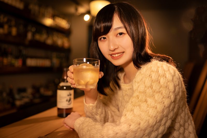 乾杯する女性 インスタで自分のことを相手に強く意識させる