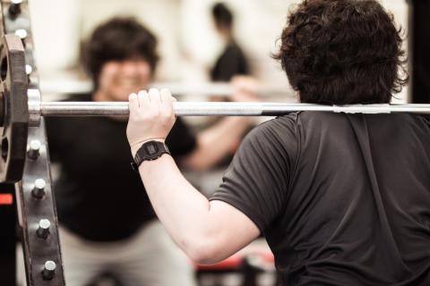 筋トレに励む男性