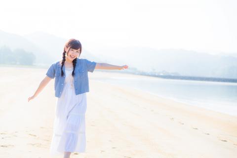 砂浜で遊ぶ女性