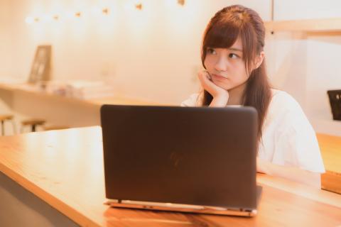 チヤホヤされたい女性が男性に取る動作