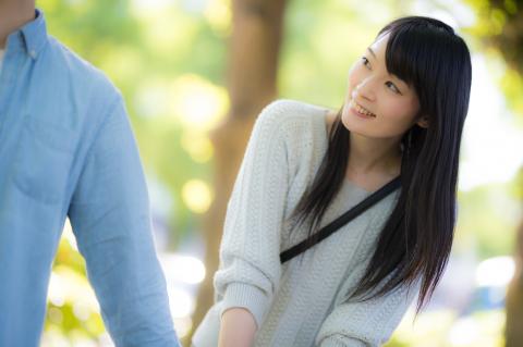 お金がないのに女性からモテる男性の特徴。お金があるのにモテない男性との違いとは？