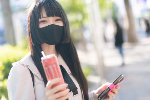 ジュースを持つ女性