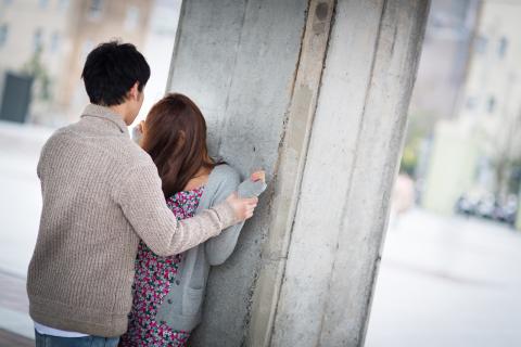 イケてる男性の近くに男女とも寄り付く理由とは？