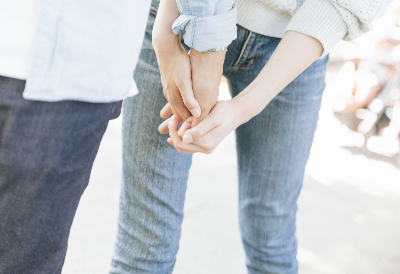 手を繋いだカップル 友達が多い方が圧倒的にモテる!モテる人は人間関係が多様