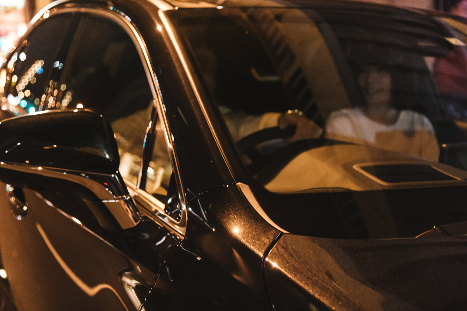 夜の車に乗るカップル 夜の車に乗るカップル