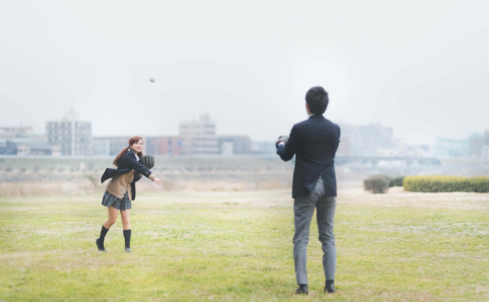 キャッチボールして遊ぶ男女 かまってちゃんが承認欲求のための嘘