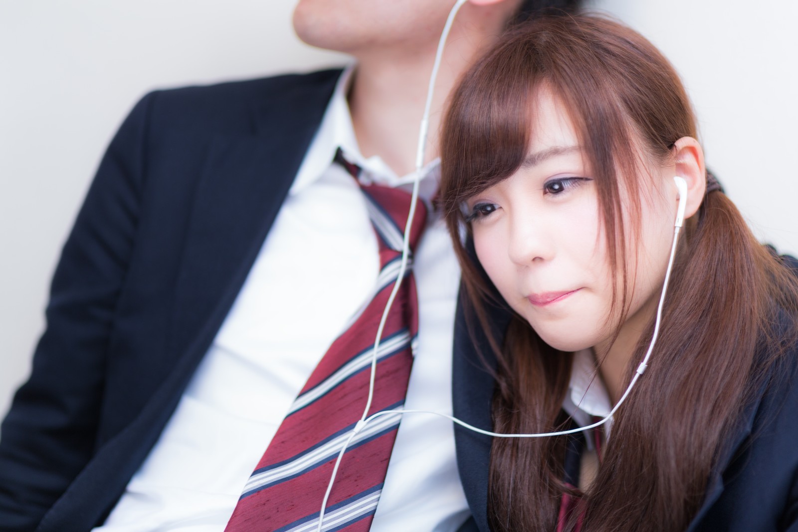 男子に肩を寄せる女子高生 自分の基準で生きる男性がモテる理由とは?希少価値が高い男性がモテる