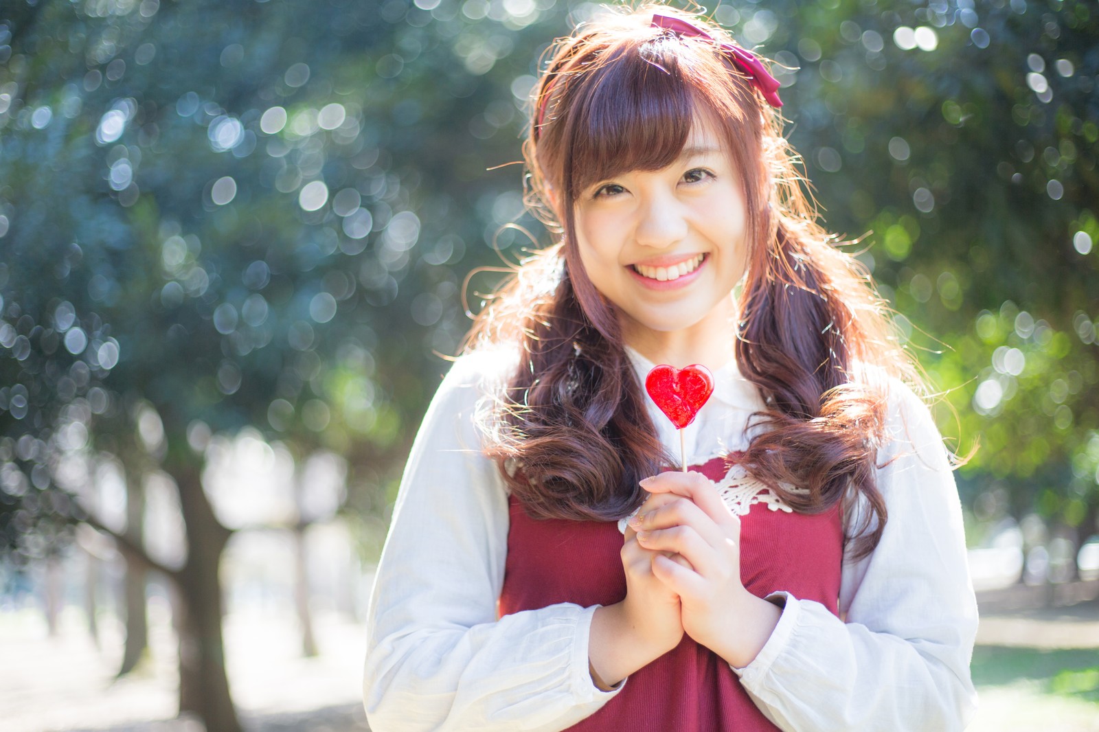 ハートを持つ可愛い女性 女性の本音を見抜く方法は?女性の脈あり態度を見抜く方法