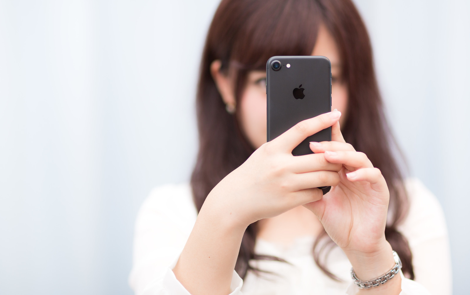 スマホを構える女子 かまってちゃんの嘘の具体例