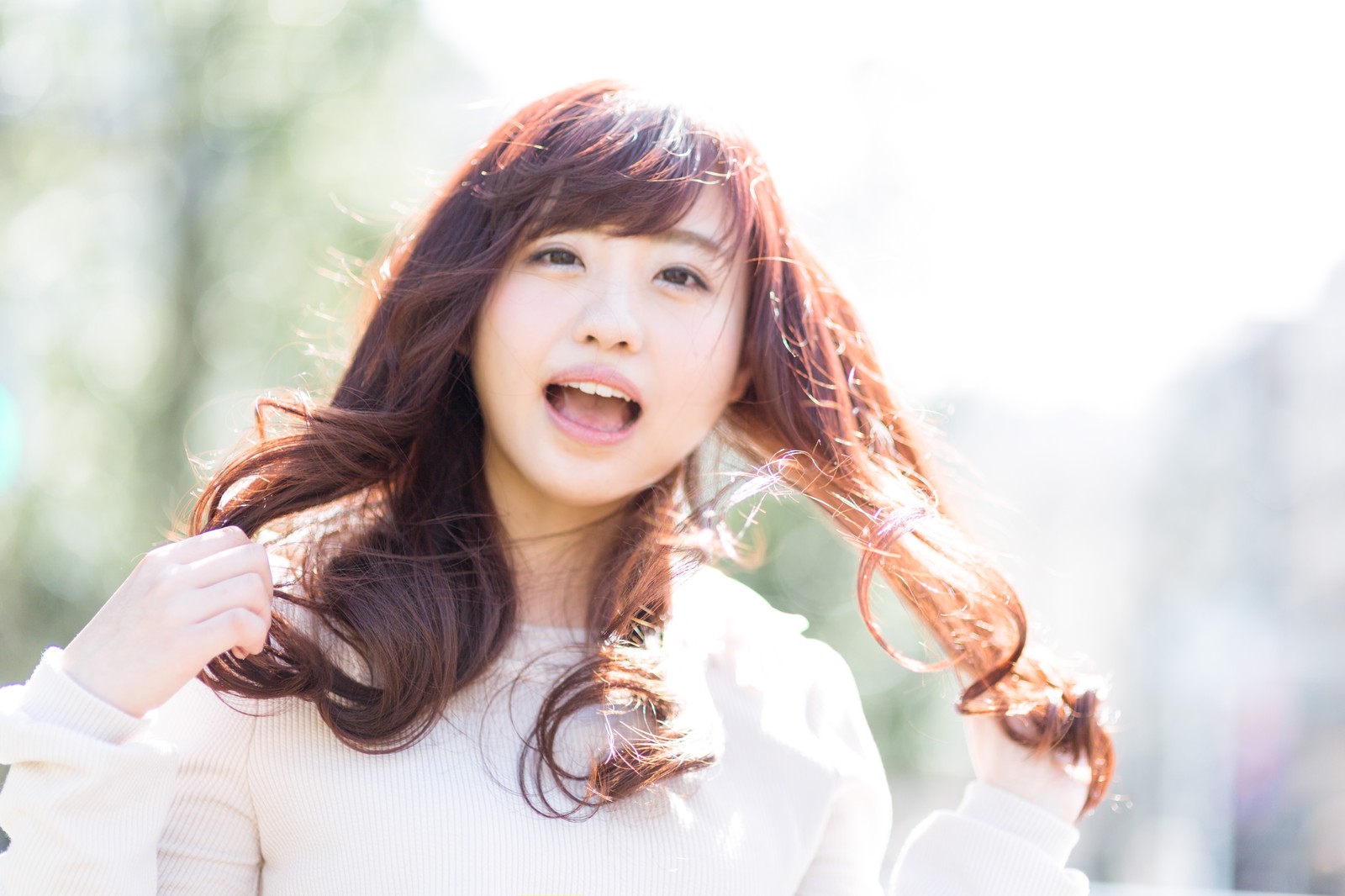 髪の毛をなびかせる美女 ホストクラブのホストから学ぶモテる男の特徴とは?