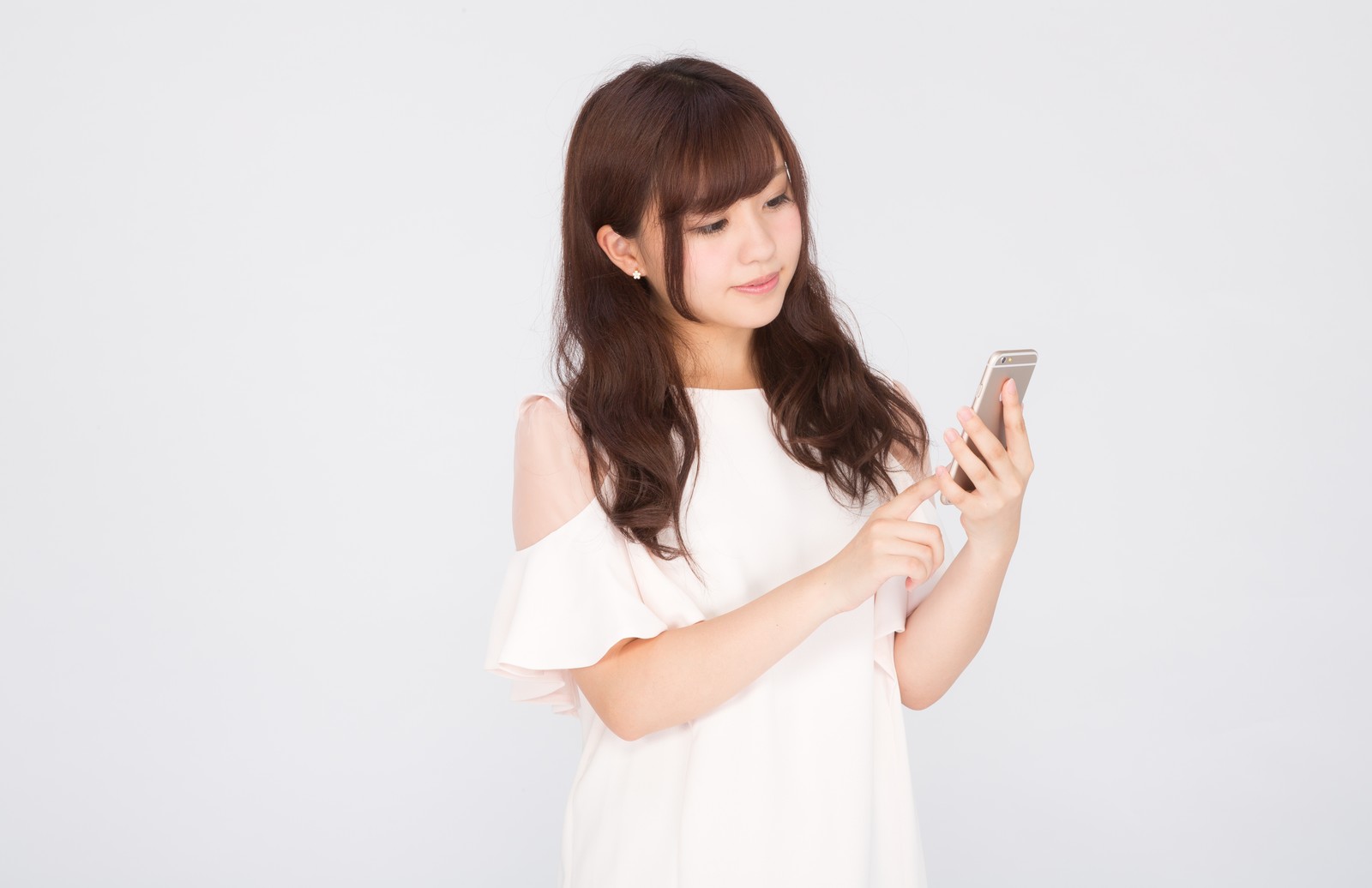携帯を眺める美女 インスタでリア充してる男性がモテる理由とは?