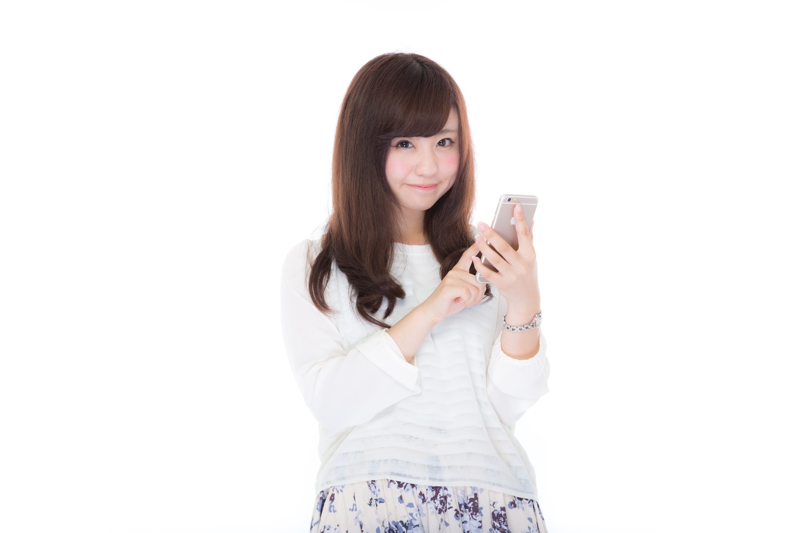 スマホを持っている女性 LINEでダラダラと長時間の雑談できる状況は、脈あり?脈なし?